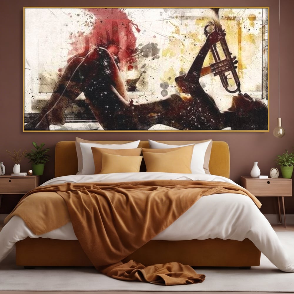 Tablou canvas cu tablou canvas cu silueta si trompeta, in rama de aluminiu auriu, pe perete intr-un dormitor